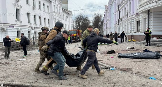 Розбитий центр, згорілі авто і “тролейбус смерті”: фоторепортаж із Сум після удару