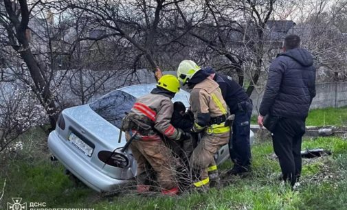 У Дніпрі надзвичайники вивільнили водія з пошкодженого внаслідок ДТП автомобіля