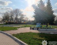 Поліція Дніпра встановила чоловіка, який вчинив хуліганські дії на Алеї памʼяті загиблих Героїв