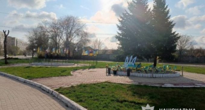 Поліція Дніпра встановила чоловіка, який вчинив хуліганські дії на Алеї памʼяті загиблих Героїв
