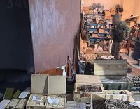 ДБР у центрі Києва виявило великий склад зі зброєю