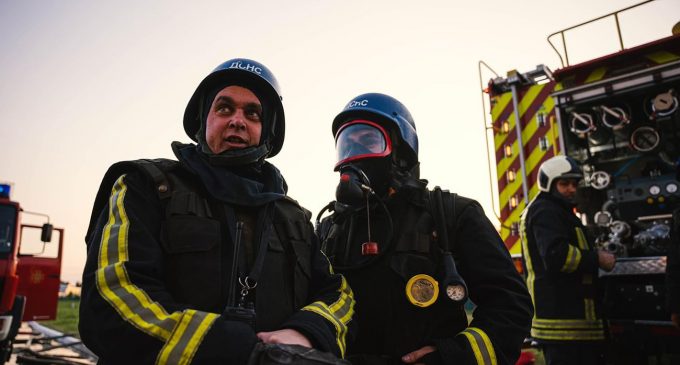 Ракетний удар по Києву: пожежі фіксують в трьох районах, є постраждалі
