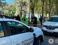 У Києві знайшли чоловіка з вогнепальним пораненням: деталі з’ясовують