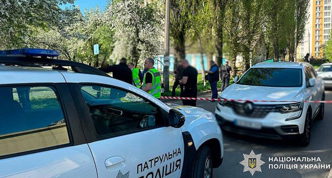 У Києві знайшли чоловіка з вогнепальним пораненням: деталі з’ясовують