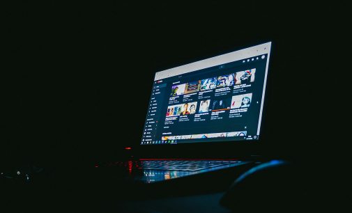 YouTube заблокував ще три канали підсанкційних блогерів Шелеста і Карасьова