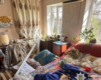 Окупанти вдарили дроном по Нікополю – постраждала жінка з двома дітками: слідчі збирають речові докази на місці атаки