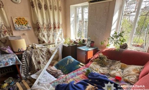 Окупанти вдарили дроном по Нікополю – постраждала жінка з двома дітками: слідчі збирають речові докази на місці атаки