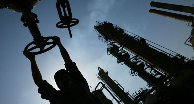 Ціни на нафту впали до рівня пандемії через торгову війну Китаю і США