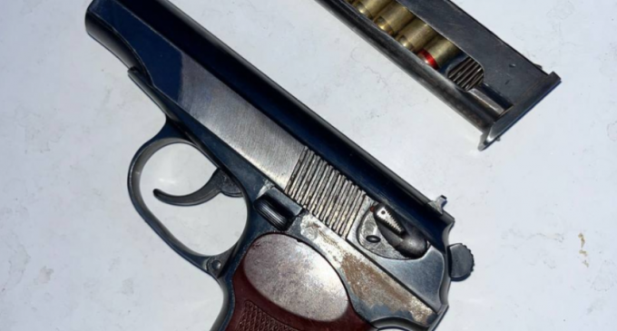 Патрульні Дніпра виявили пʼяного чоловіка з пістолетом у Чечелівському районі