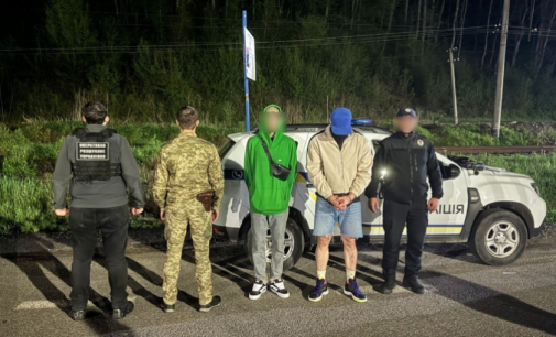 Намагалися втекти від правоохоронців: поблизу кордону зі Словаччиною затримали переправника і його «клієнта»