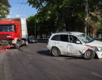 На проспекті Сергія Нігояна у Дніпрі водій Chery влетів у фуру