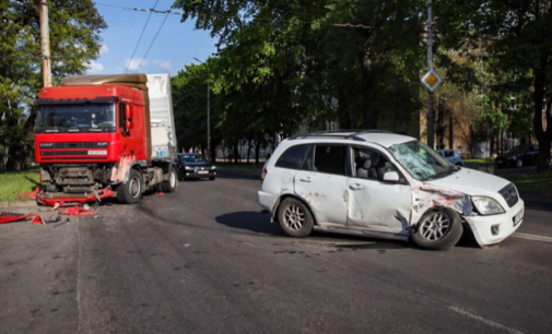 На проспекті Сергія Нігояна у Дніпрі водій Chery влетів у фуру