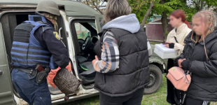 Евакуація триває: поліцейські вивезли дві родини з дітьми з Синельниківського району
