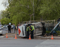 Збив світлофор та перекинувся на бік: у Дніпрі водій «Нової пошти» спричинив ДТП