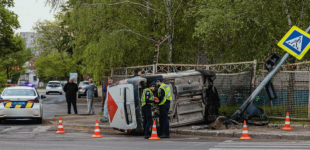 Збив світлофор та перекинувся на бік: у Дніпрі водій «Нової пошти» спричинив ДТП