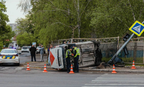 Збив світлофор та перекинувся на бік: у Дніпрі водій «Нової пошти» спричинив ДТП