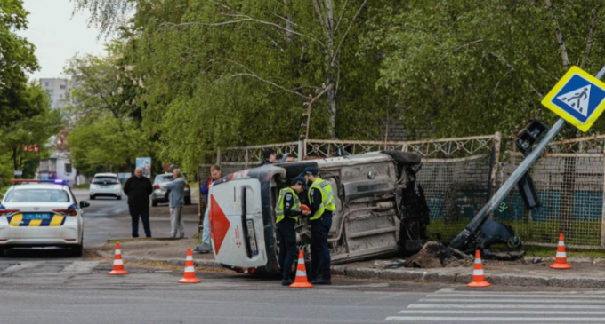 Збив світлофор та перекинувся на бік: у Дніпрі водій «Нової пошти» спричинив ДТП