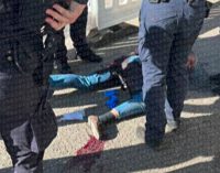 В Одесі на Куликовому полі чоловік з ножами накинувся на поліцейських