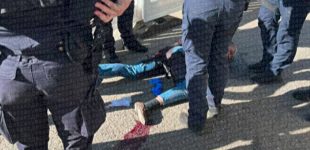 В Одесі на Куликовому полі чоловік з ножами накинувся на поліцейських