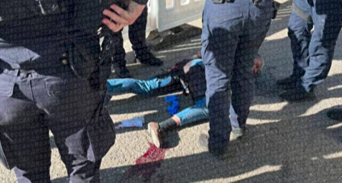 В Одесі на Куликовому полі чоловік з ножами накинувся на поліцейських