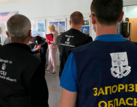 У Запоріжжі поліцейські викрили трьох чоловіків, які отримали 5500 доларів хабаря за дозвільні документи