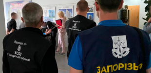 У Запоріжжі поліцейські викрили трьох чоловіків, які отримали 5500 доларів хабаря за дозвільні документи