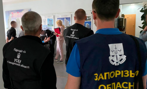 У Запоріжжі поліцейські викрили трьох чоловіків, які отримали 5500 доларів хабаря за дозвільні документи