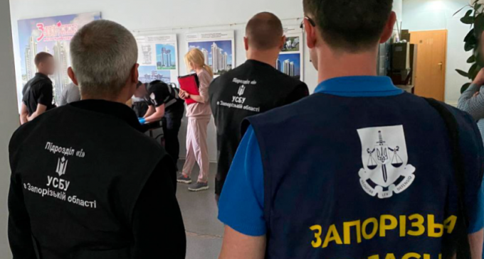 У Запоріжжі поліцейські викрили трьох чоловіків, які отримали 5500 доларів хабаря за дозвільні документи