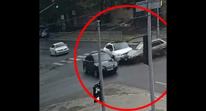 На проспекті Поля у Дніпрі ВАЗ влетів у Honda та Hyundai: подробиці ДТП