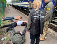 Троє правоохоронців з Буковини організували схему переправлення чоловіків до Польщі