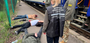 Троє правоохоронців з Буковини організували схему переправлення чоловіків до Польщі