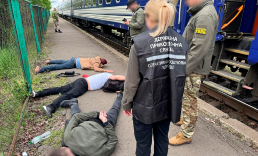 Троє правоохоронців з Буковини організували схему переправлення чоловіків до Польщі