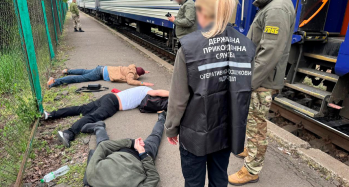 Троє правоохоронців з Буковини організували схему переправлення чоловіків до Польщі
