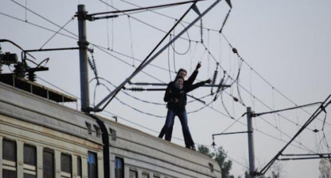 Ще троє підлітків у лікарні: «Укрзалізниця» попереджає про смертельну небезпеку «зачепінгу»