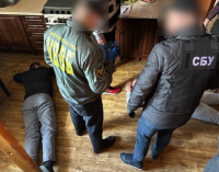 Торгував документами і незаконно переправляв чоловіків за кордон: правоохоронці викрили зловмисника