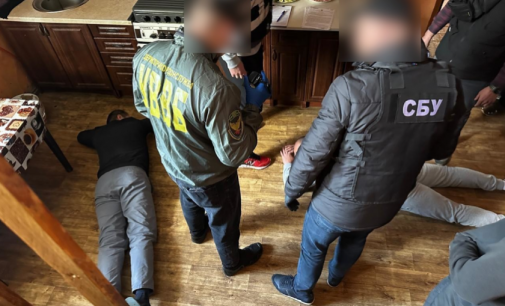 Торгував документами і незаконно переправляв чоловіків за кордон: правоохоронці викрили зловмисника