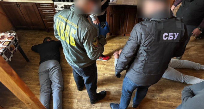 Торгував документами і незаконно переправляв чоловіків за кордон: правоохоронці викрили зловмисника