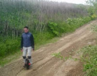 Намагався перетнути кордон зі Словаччиною на моноколесі: прикордонники затримали ще одного втікача