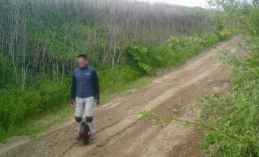 Намагався перетнути кордон зі Словаччиною на моноколесі: прикордонники затримали ще одного втікача