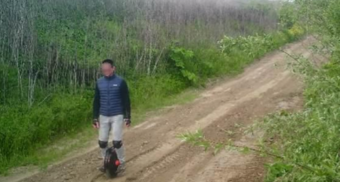 Намагався перетнути кордон зі Словаччиною на моноколесі: прикордонники затримали ще одного втікача