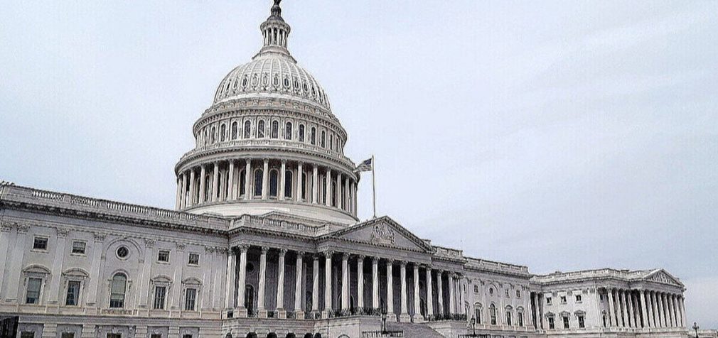 США можуть запровадити 500% мита для покупців російської нафти – сенатор