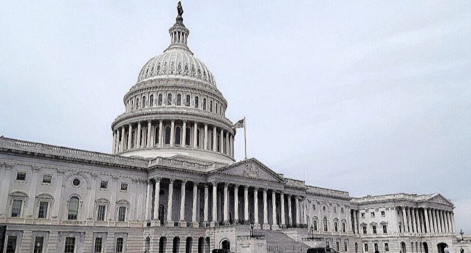 США можуть запровадити 500% мита для покупців російської нафти – сенатор