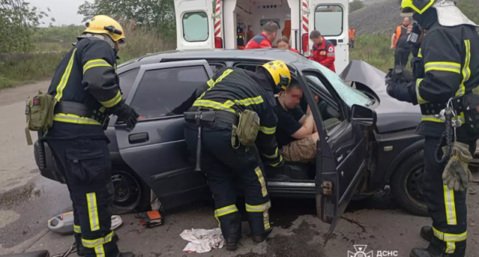 Криворізький район: в ДТП постраждали троє чоловіків, двох деблокували рятувальники