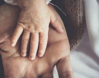 Кабмін дозволив забирати дитину в родину ще до усиновлення