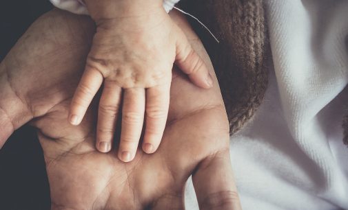Кабмін дозволив забирати дитину в родину ще до усиновлення