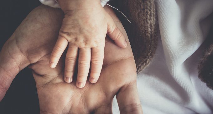 Кабмін дозволив забирати дитину в родину ще до усиновлення