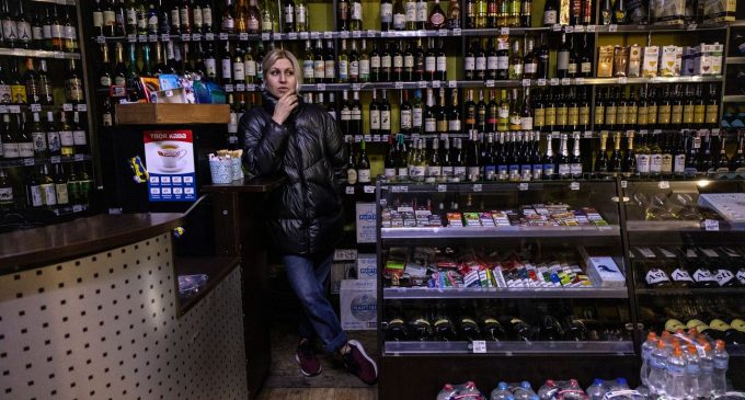Продаж алкоголю під час війни: які правила в Україні та де найсуворіші обмеження