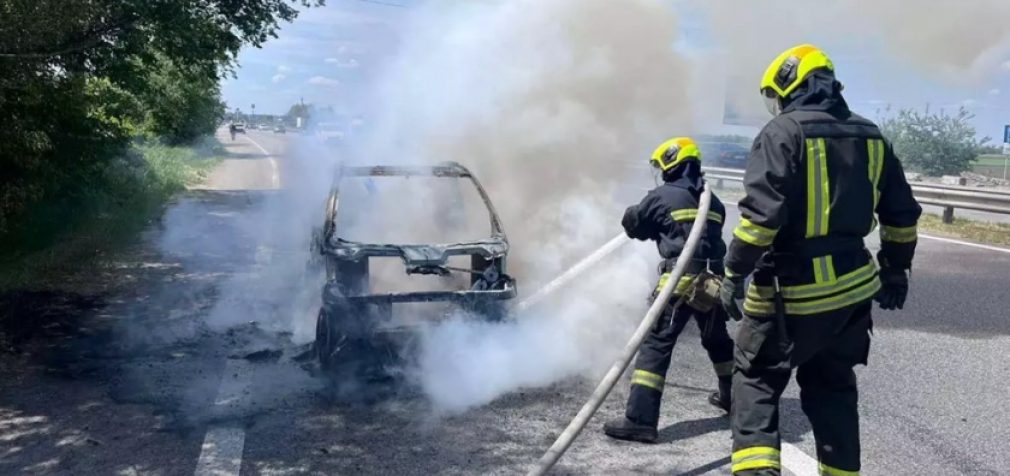 У Дніпровському районі вогнеборці загасили палаючий автомобіль