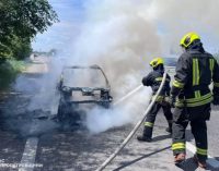 У Дніпровському районі вогнеборці загасили палаючий автомобіль