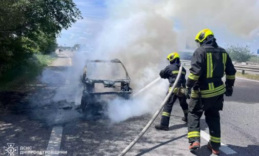 У Дніпровському районі вогнеборці загасили палаючий автомобіль